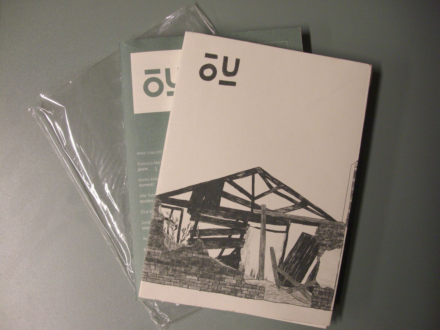 Välieluruumi ajakiri Õu nr 8 ilmus kilepakendis, milles on eraldi kaaned ja lehekülgede köidetud plokk.