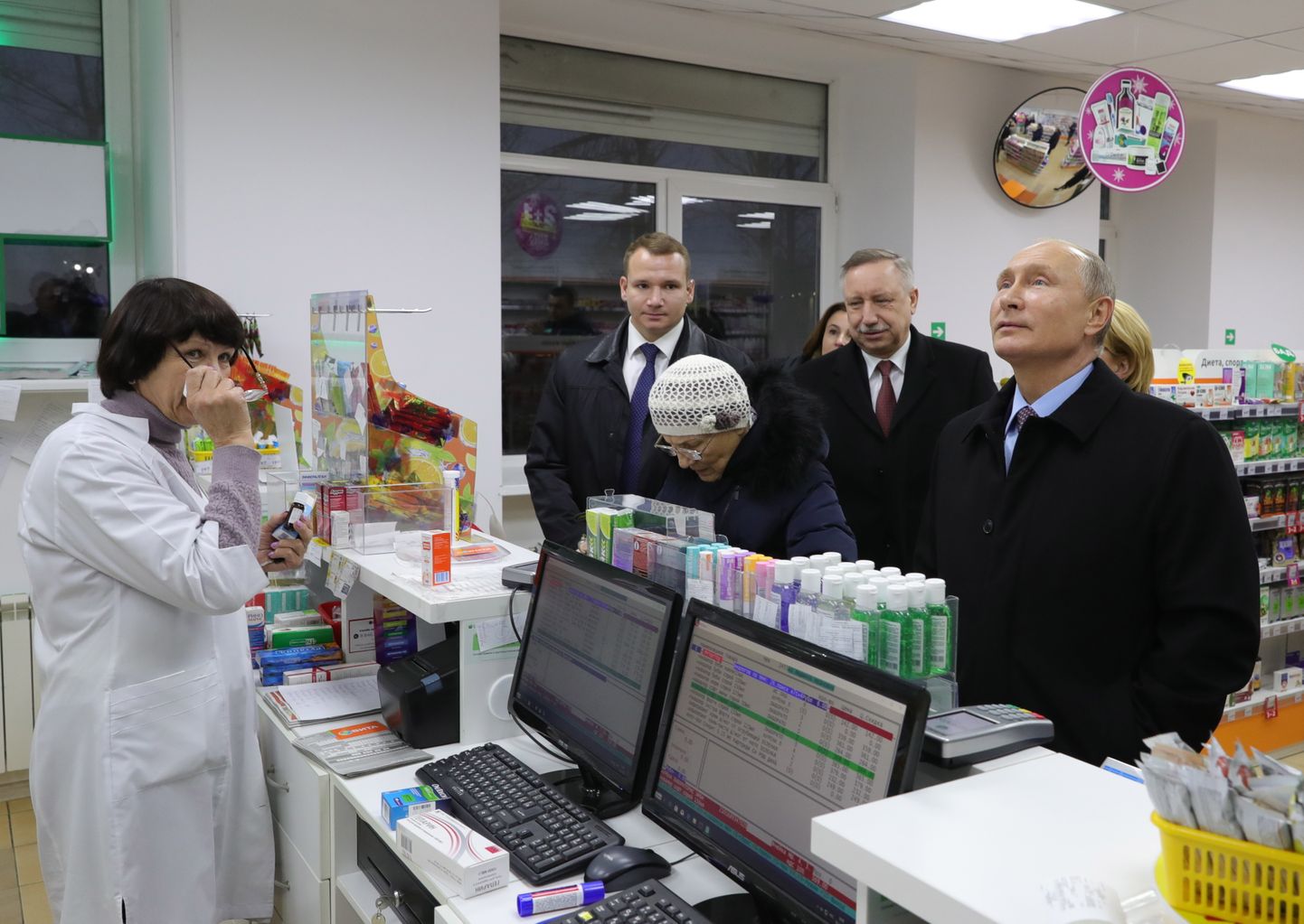 Владимир Путин и "бабушка без нервов" в аптеке.