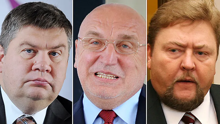 No kreisās: ekspremjeri Aigars Kalvītis un Ivars Godmanis un bijušais Saeimas priekšsēdētājs Juris Straume