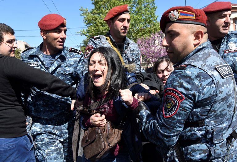 Meeleavaldajad Armeenia pealinna Jerevani tänavatel protestimas endise presidendi Serž Sargsjani peaministriks nimetamise vastu.