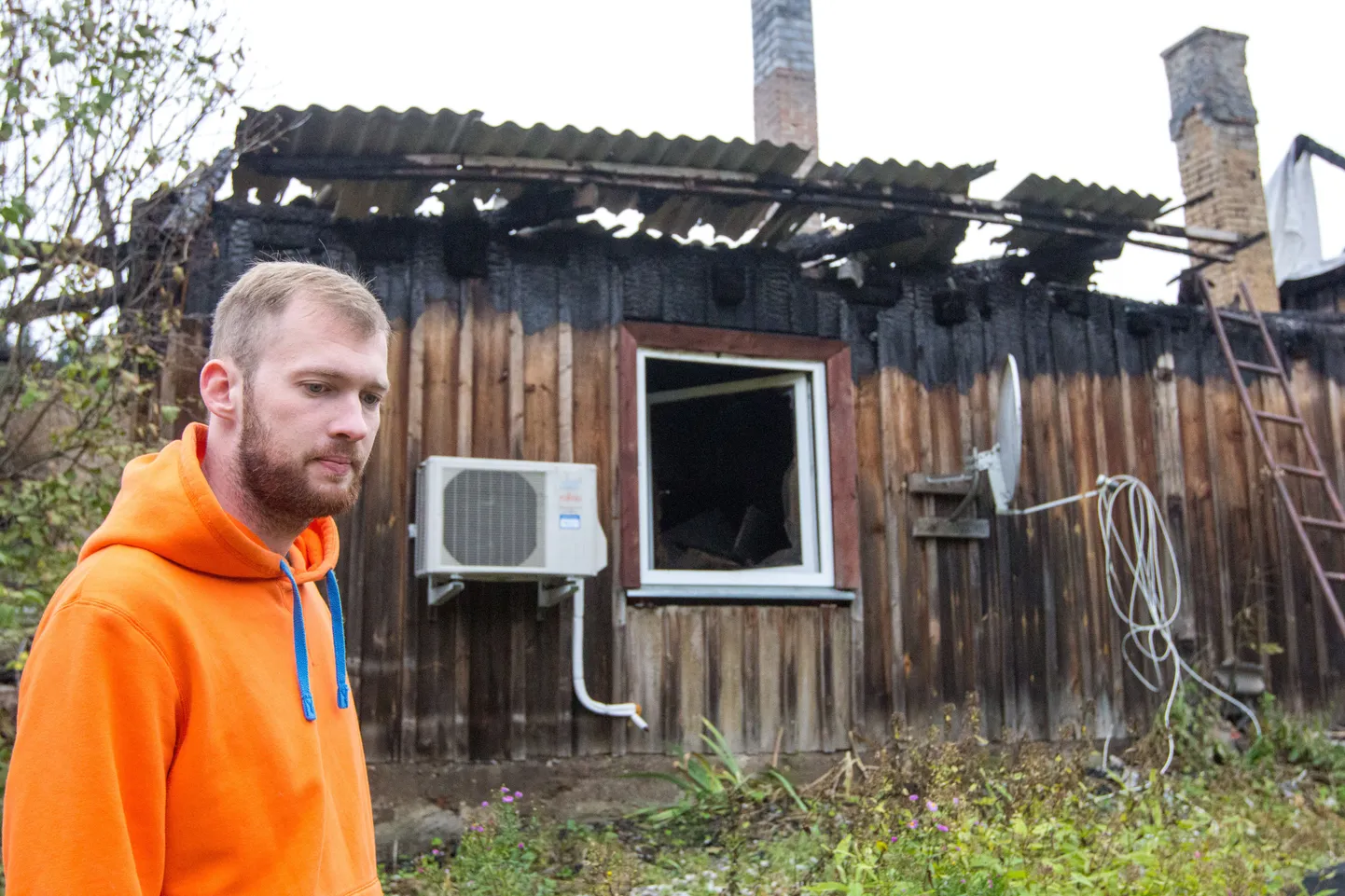 Eero Viitkari lapsepõlvekodu Ribuski talu on varemetes. Noormehe sõnul ei uskunud ta juhtunut enne, kui seda ise nägi.