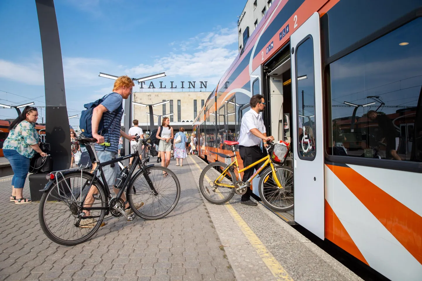 1. aprillist algaval rattahooajal saab Elroni elektrirongides transportida jalgratast tasuta, kuid kaugliinidel jääb see ikka tasuliseks.