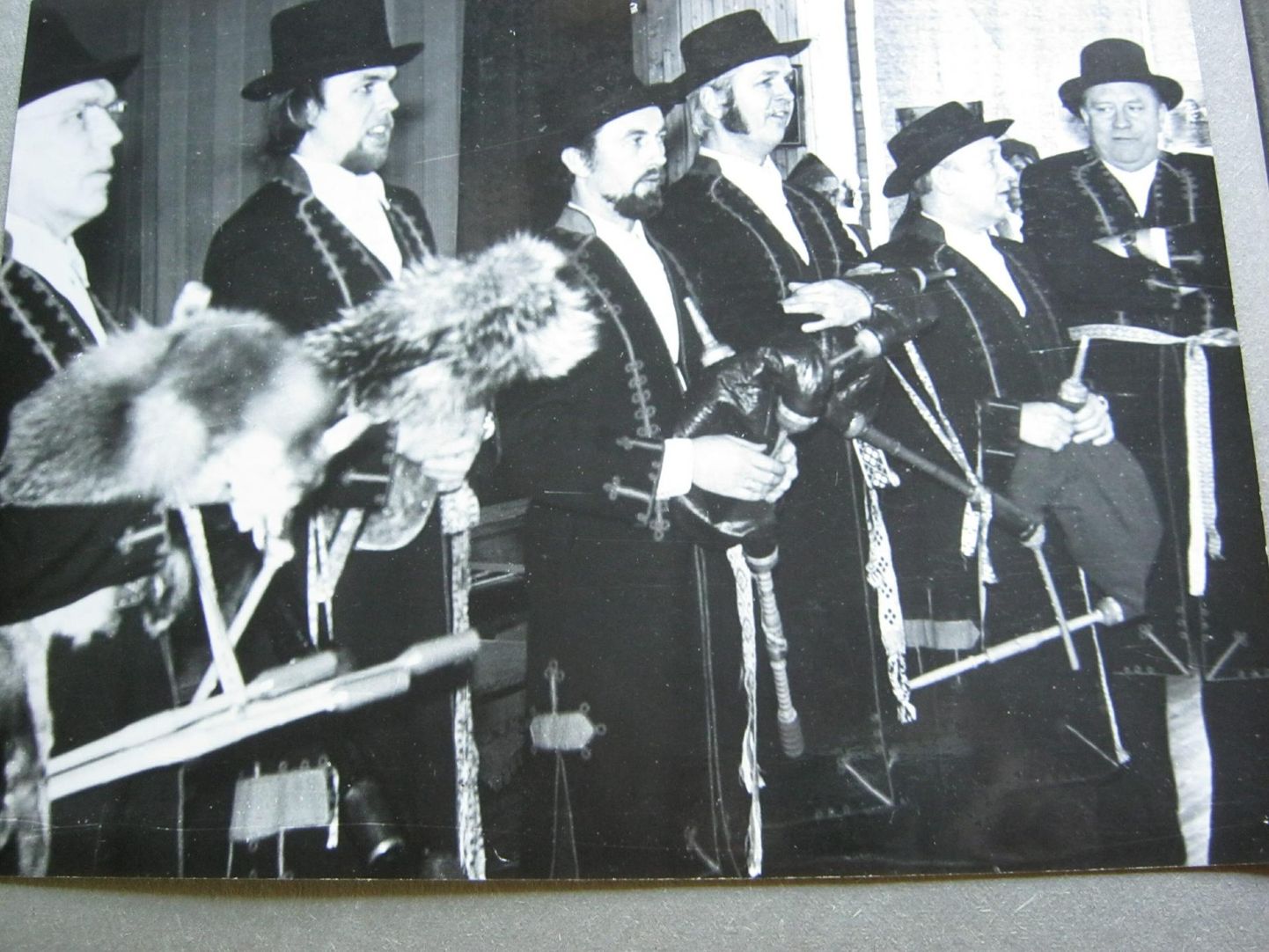Musitseerivad Johannes Taul (vasakult), Ants Taul, Edgar Viigimäe, Olav Napritson, Erni Kasesalu ja Eldur Parder.