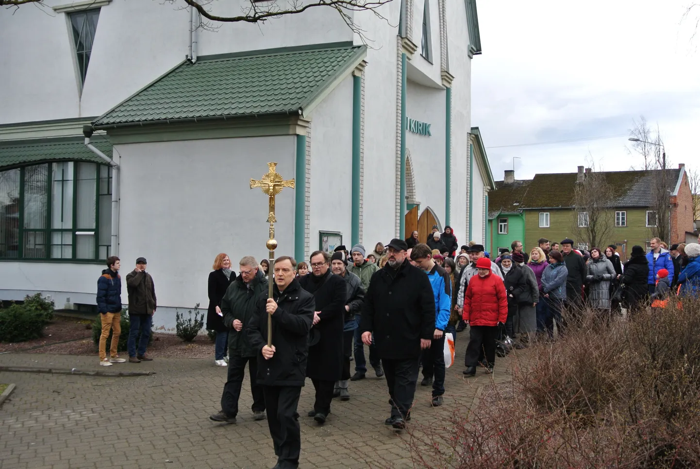 Ristitee palverännaku eesotsas kandis täna pärast Salemi kirikust väljumist risti esmalt pastor Meego Remmel.