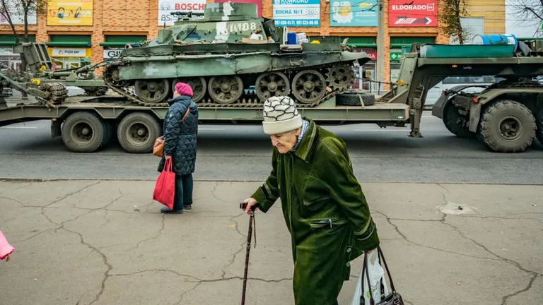Украинские танки продвигаются к линии фронта близ Херсона