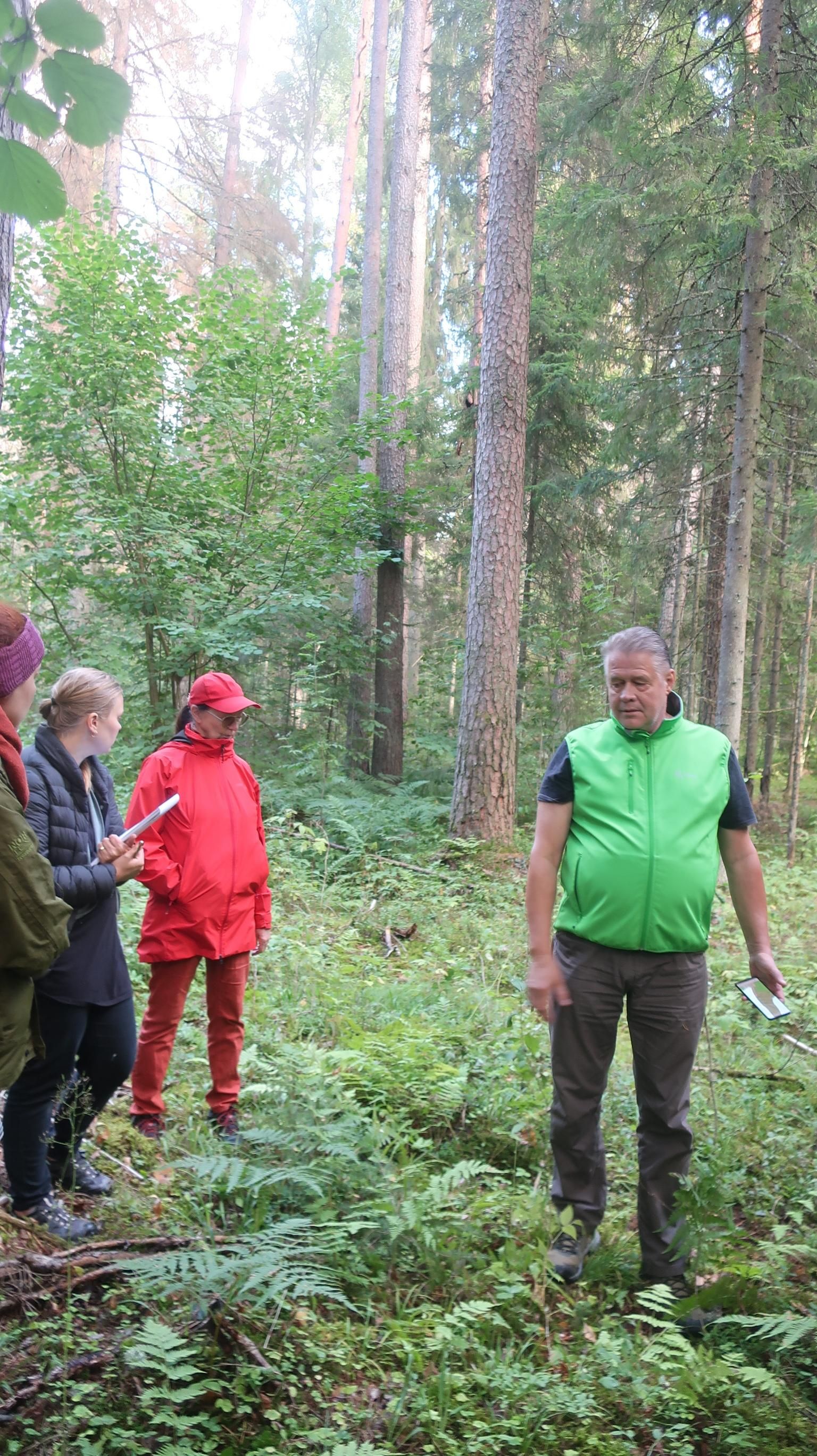 Metsaülem Tiit Timbergi (paremal) kinnitusel kutsutakse kohalikud enne raietööde algust taas metsa ja vaadatakse üle puistute seisund.