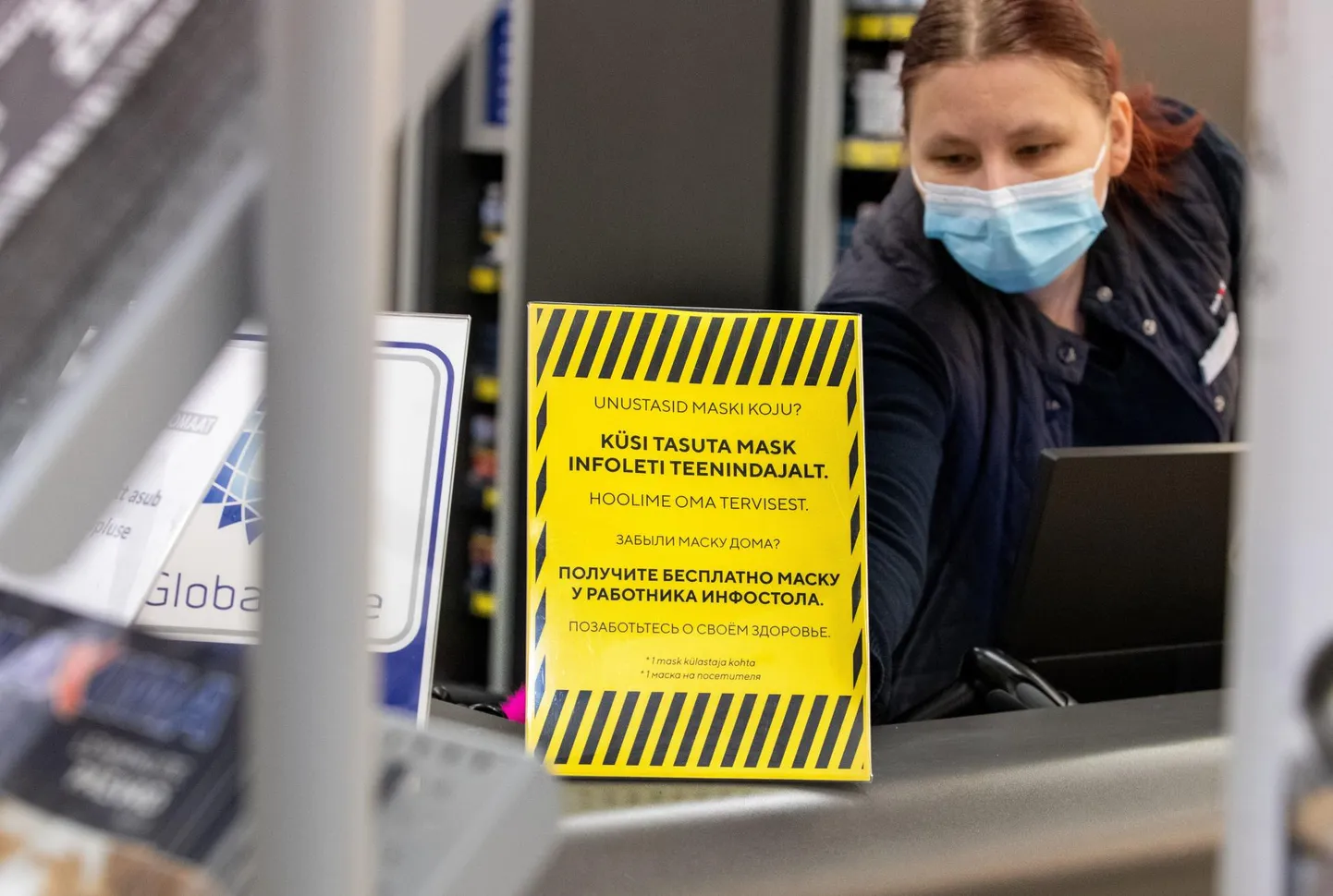 Kõik Maxima töötajad kasutavad kaitse- ja desovahendeid ja maski kanda on üldkohustuslik. Maski palutakse kanda klientidelgi.