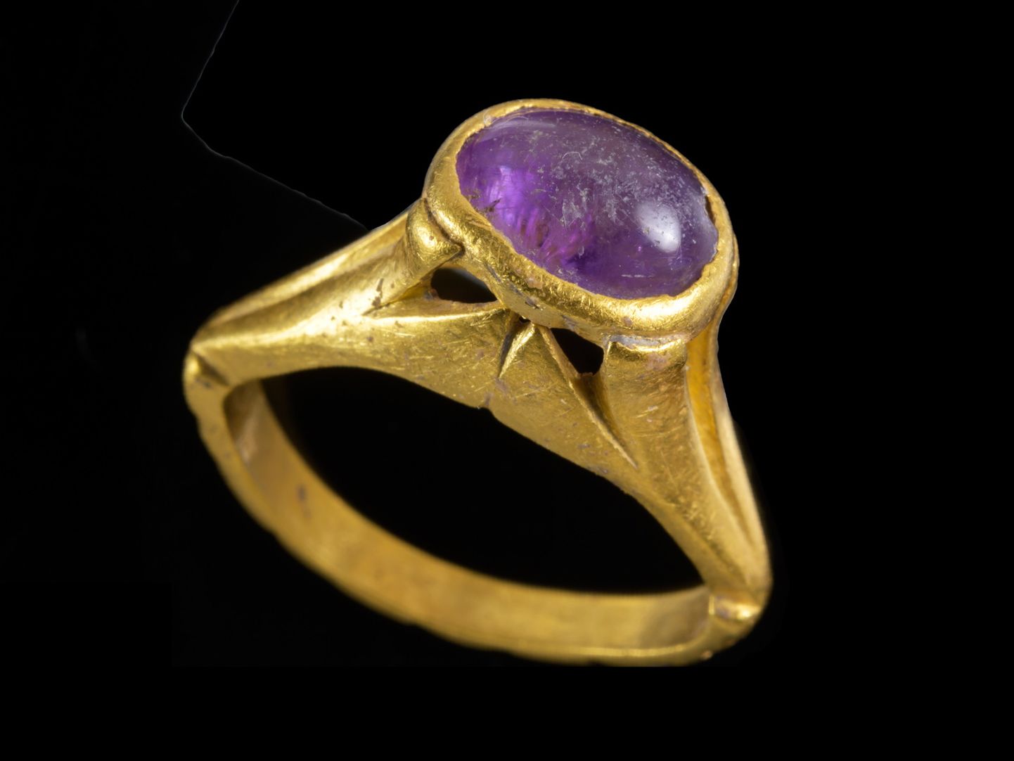 Iisraeli arheoloogid leidsid sajanditevanuse kuldsõrmuse ametüstiga. Sõrmust võidi kasutada pohmelliraviks