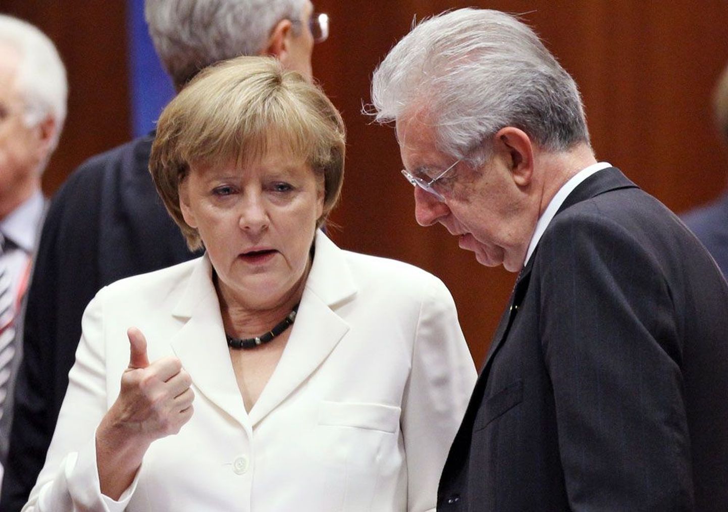 Saksmaa kantsler Angela Merkel jäi Euroopa tippkohtumisel Itaalia peaministri Mario Monti survele alla.