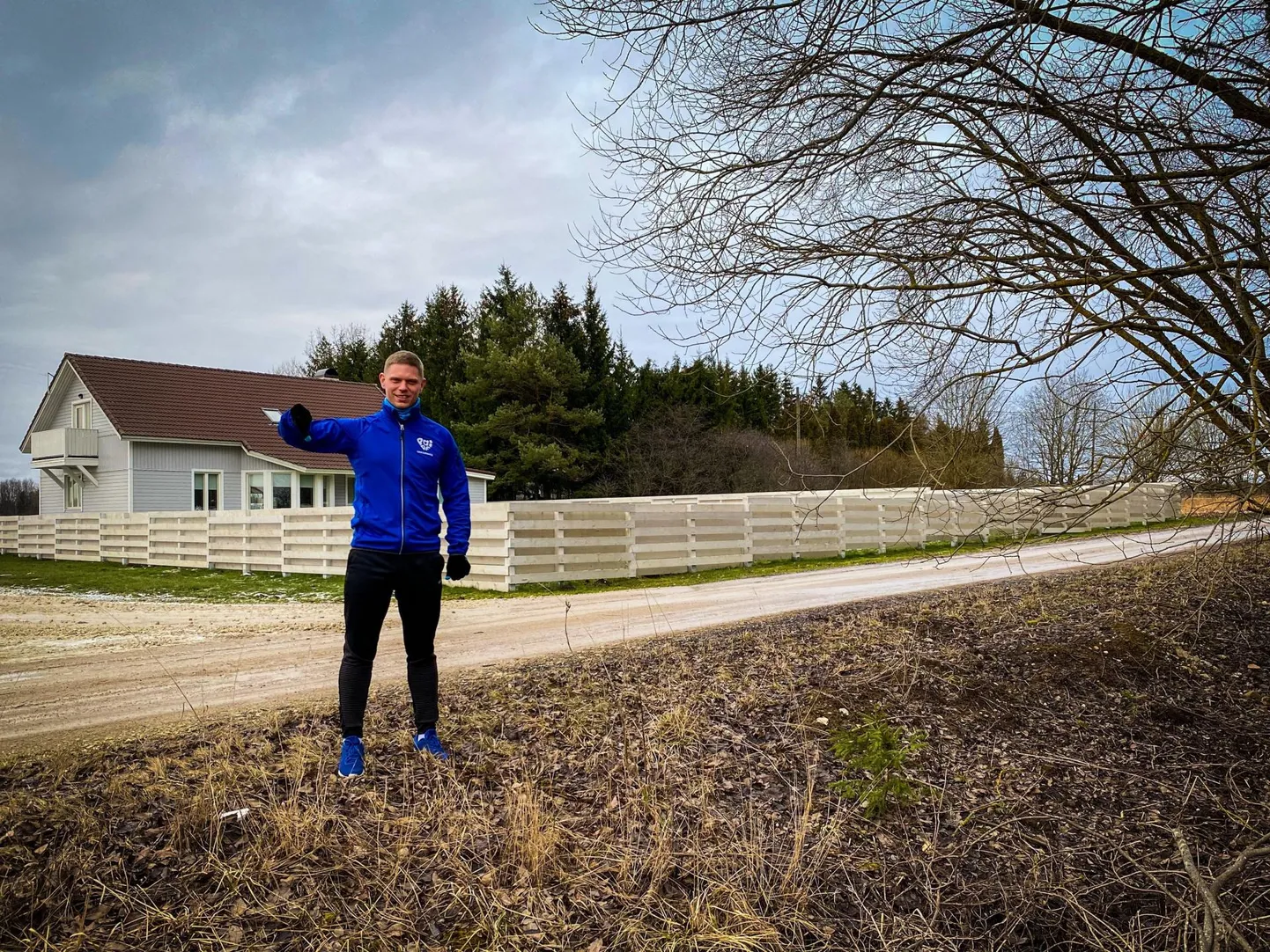 Paide linnapea Priit Värk seisab kahe jalaga linnas, aga mõne sammu kaugusel tema selja tagant paistev kodu asub Türi vallas.