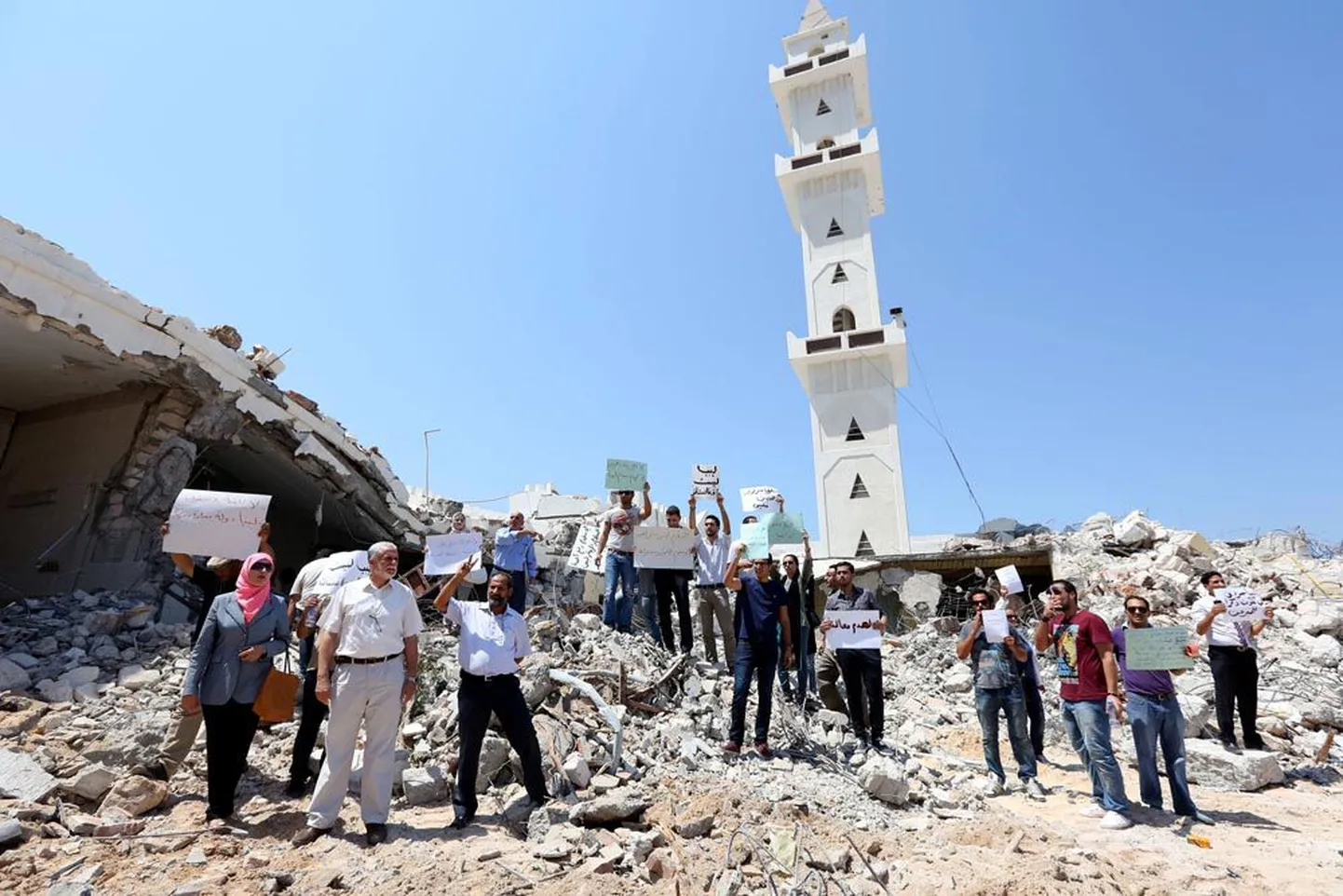 Hävitustöö vastu protestivad liibüalased eile Tripolis Al-Shaab Al-Dahmani mošee varemete juures.