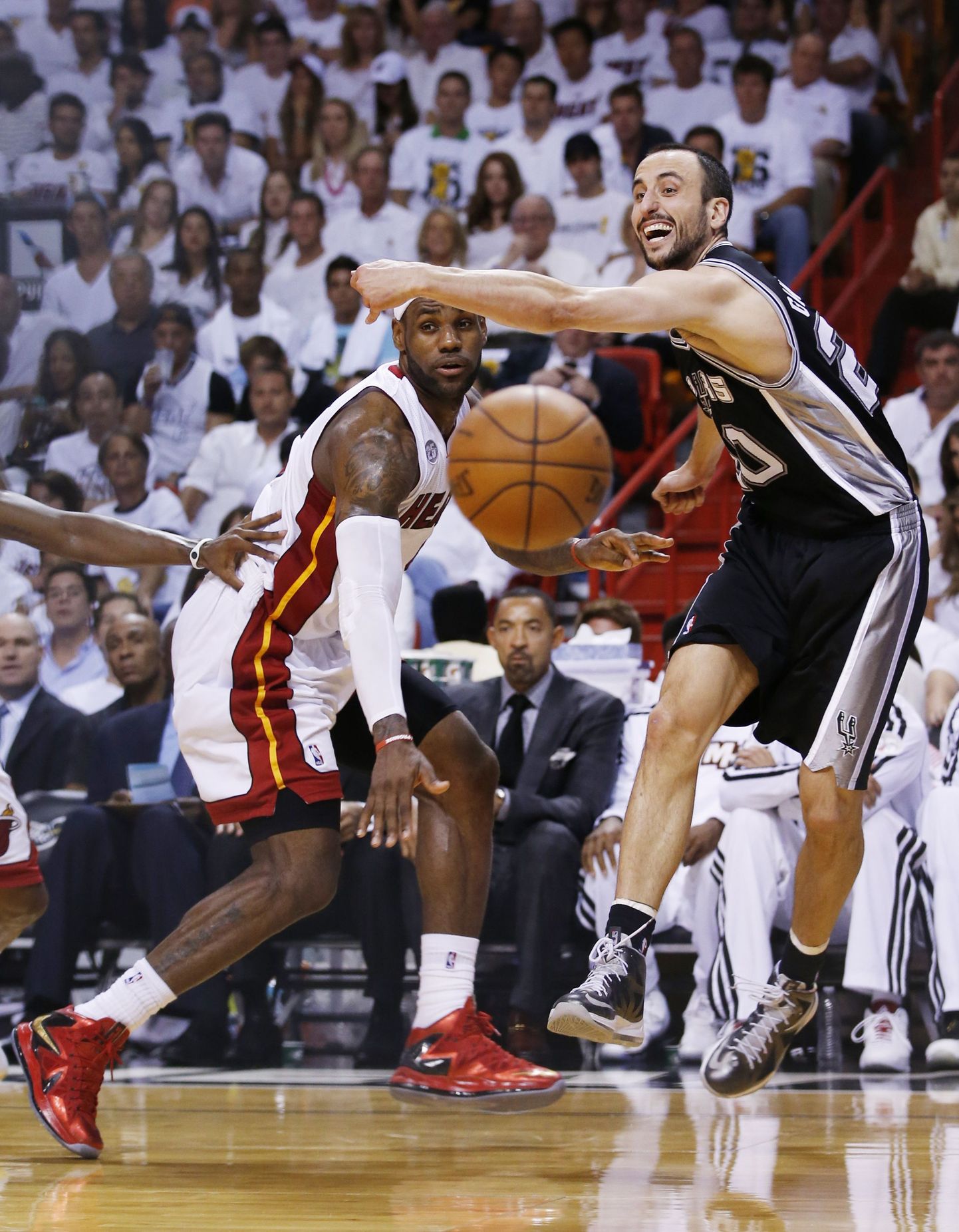 San Antonio Spursi Manu Ginobili (mustas) sööt ennetamas Miami Heati LeBron Jamesi