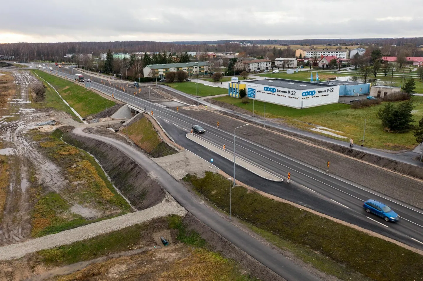 Pärnu–Sauga 2+2-teelõigu ehitusega alustati 2023. aasta sügisel. Tähtaeg on tänavu suve lõpp.