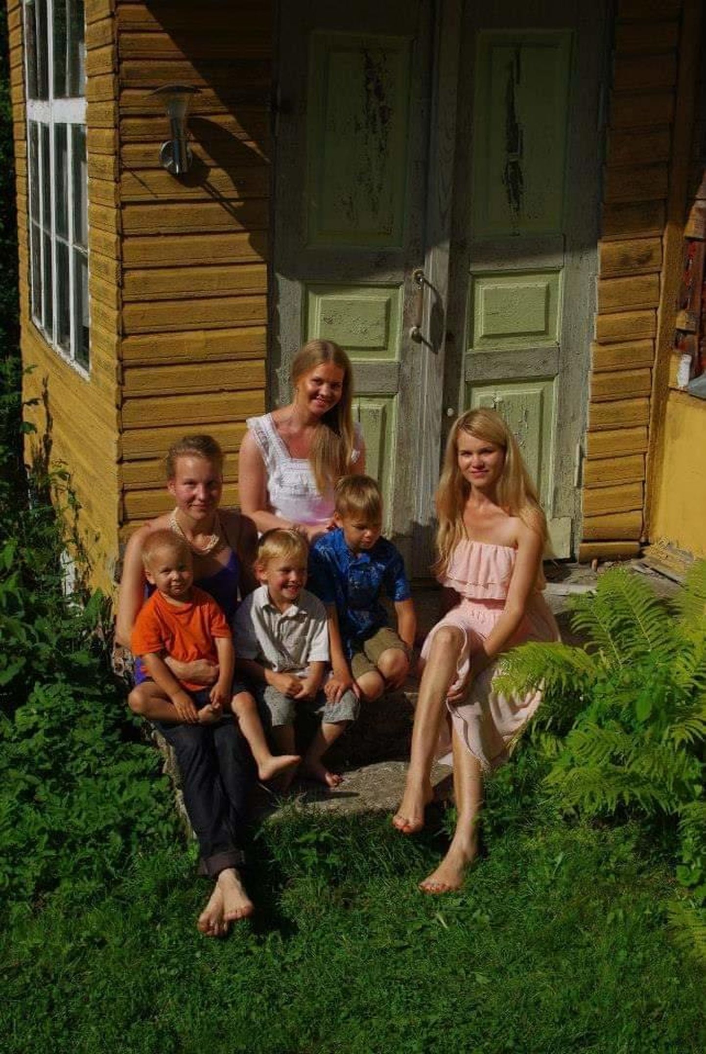 Maali Kahusk (vasakult), tema õed Päivi Kahusk ja Salme Kahusk omal ajal vanaisa koduuksel. Tänaseks on Maali süles istuvad Miko ja Mattias juba 10- ja 12-aastased, Joonatan lausa 15.
