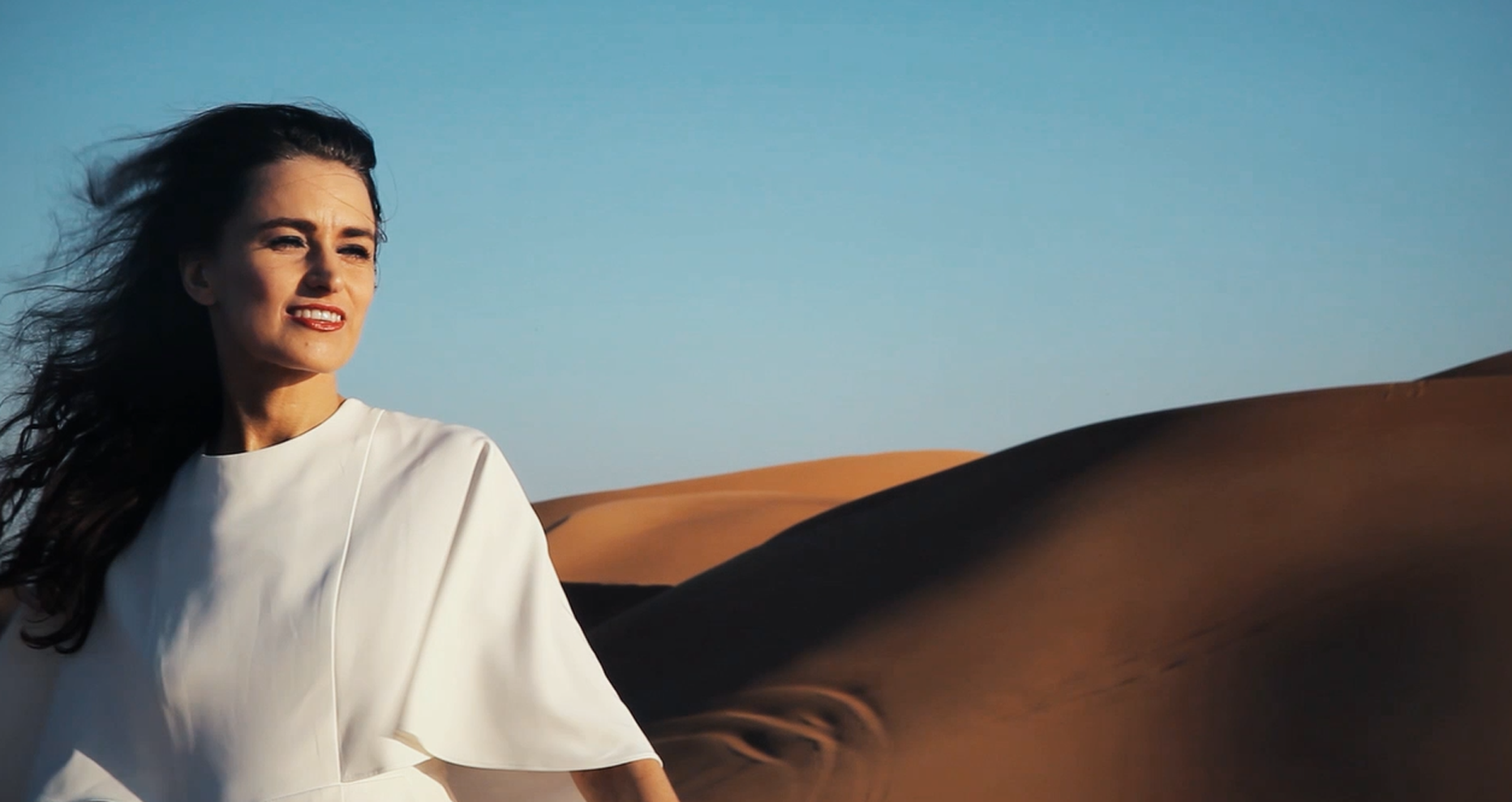 Triin Lellep Araabia Ühendemiraatides filmitud muusikavideos.