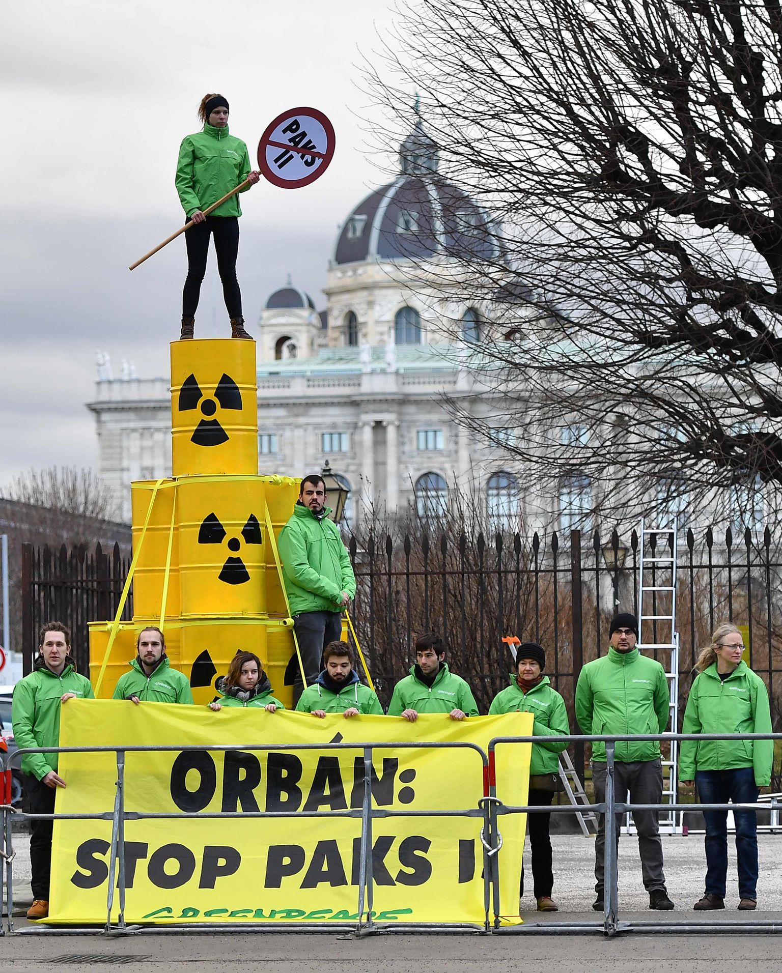 Greenpeace'i protestiaktsioon Paksi tuumajaama laiendamise vastu. Meeleavaldus leidis aset Viinis ajal, mil Ungari peaminister kohtus Austria kantsleriga.