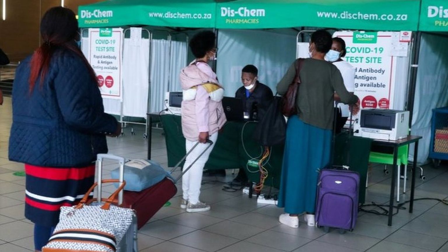 Некоторые пассажиры, планировавшие в пятницу улететь из ЮАР, узнали об отмене своих рейсов уже в аэропорту Йоханнесбурга