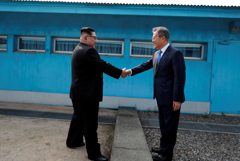 Lõuna-Korea president Moon Jae-in surumas kätt Kim Jong-uniga ajaloolises kohtumises Panmunjomi rahukülas.