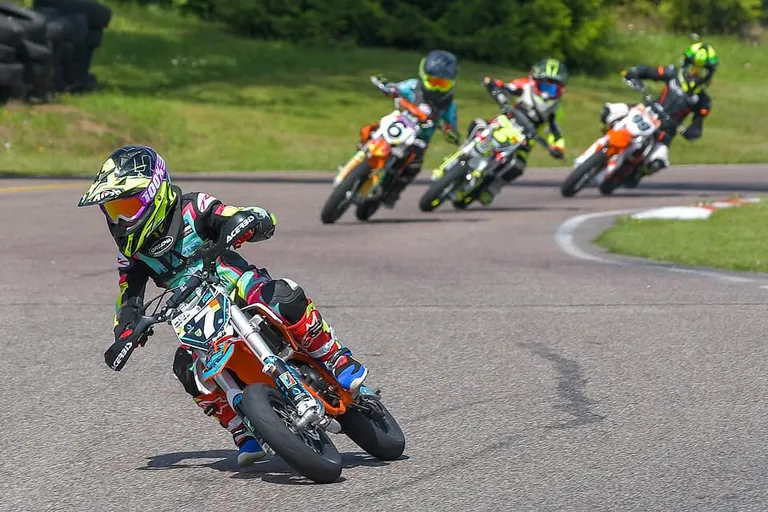 Travis Siilak tuli supermoto Eesti karikavõistlustel hooaja kokkuvõttes teisele kohale.