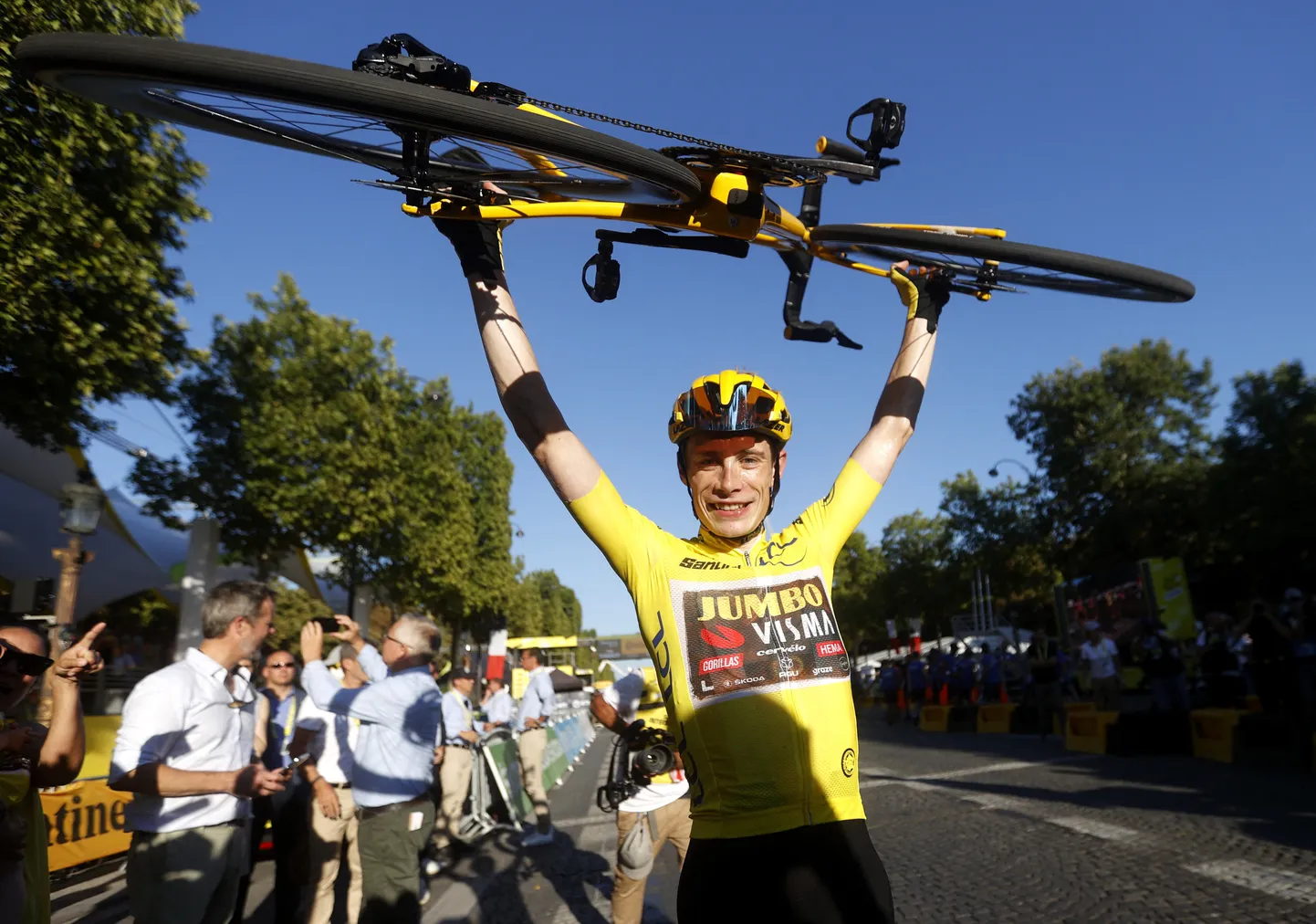 Jonas Vingegaard Tour de France'i finišis Champs-Élysées'l.