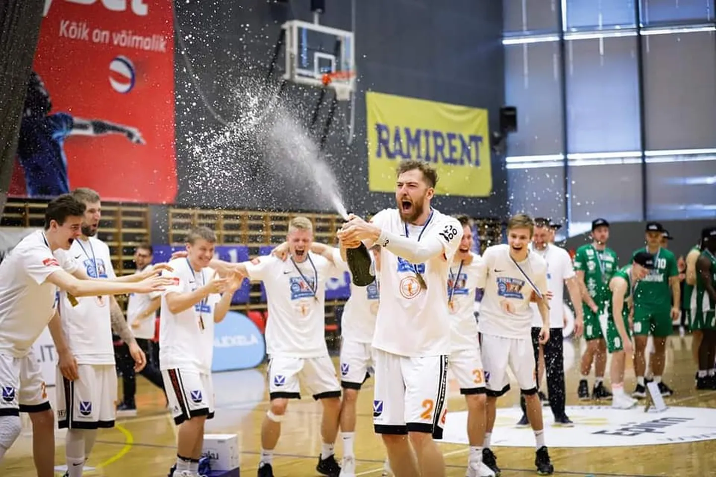 Viimsi mängijad esiliiga võitu tähistamas.