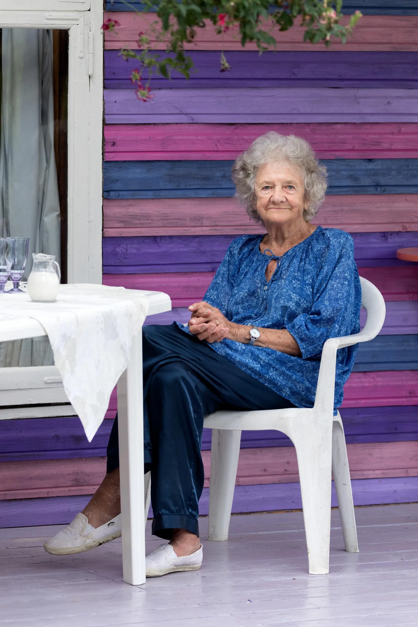 Lola Liivat augusti alguses oma maakodus Kasaritsa kandis Üla-Soemetsa talus.