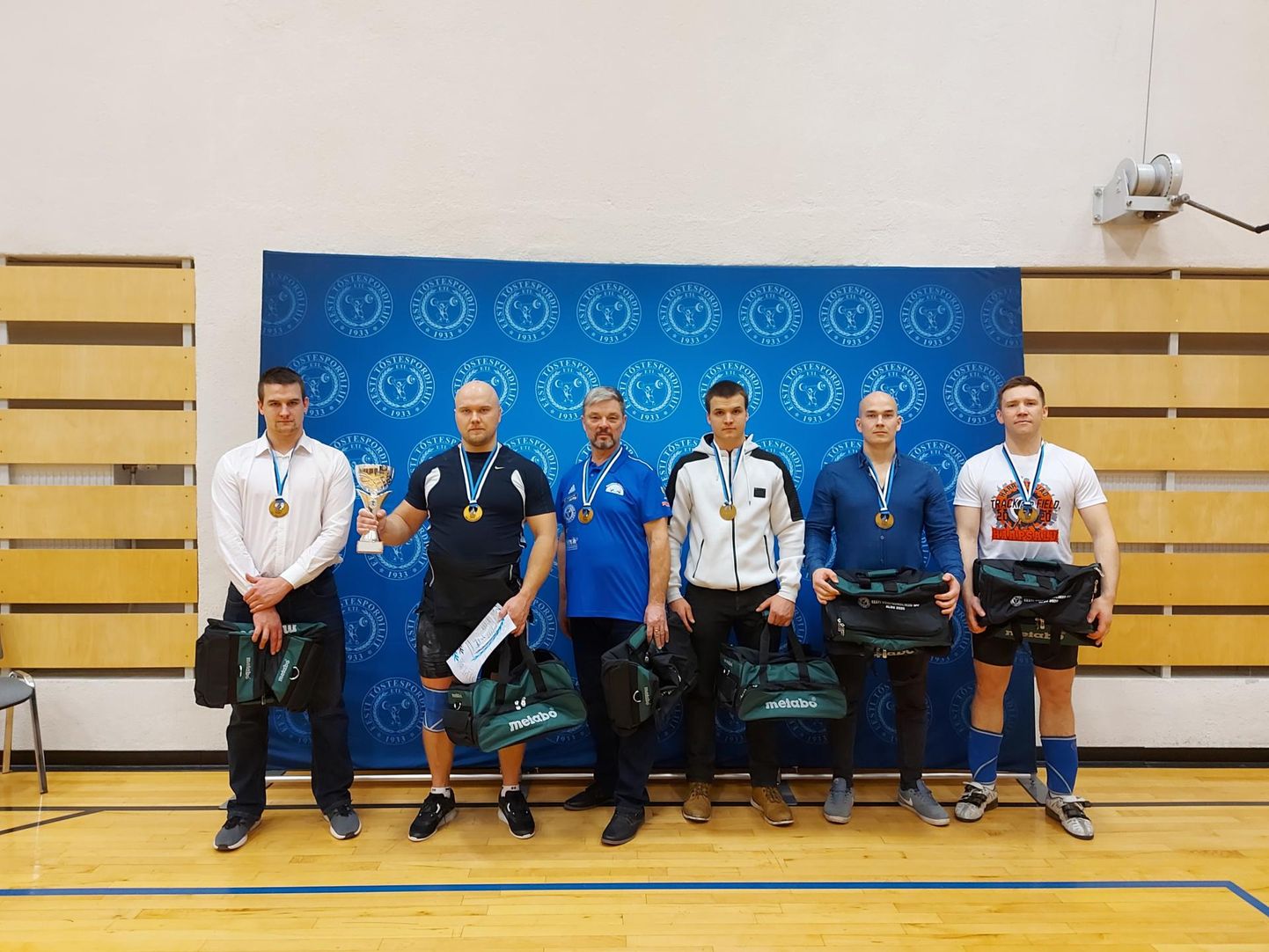 Spordiklubi Vargamäe tõstjad tulid Albus peetud meeskondlikel meistrivõistlustel Eesti meistriks nii nais- kui ka meeskondade (pildil võitjad) arvestuses.
