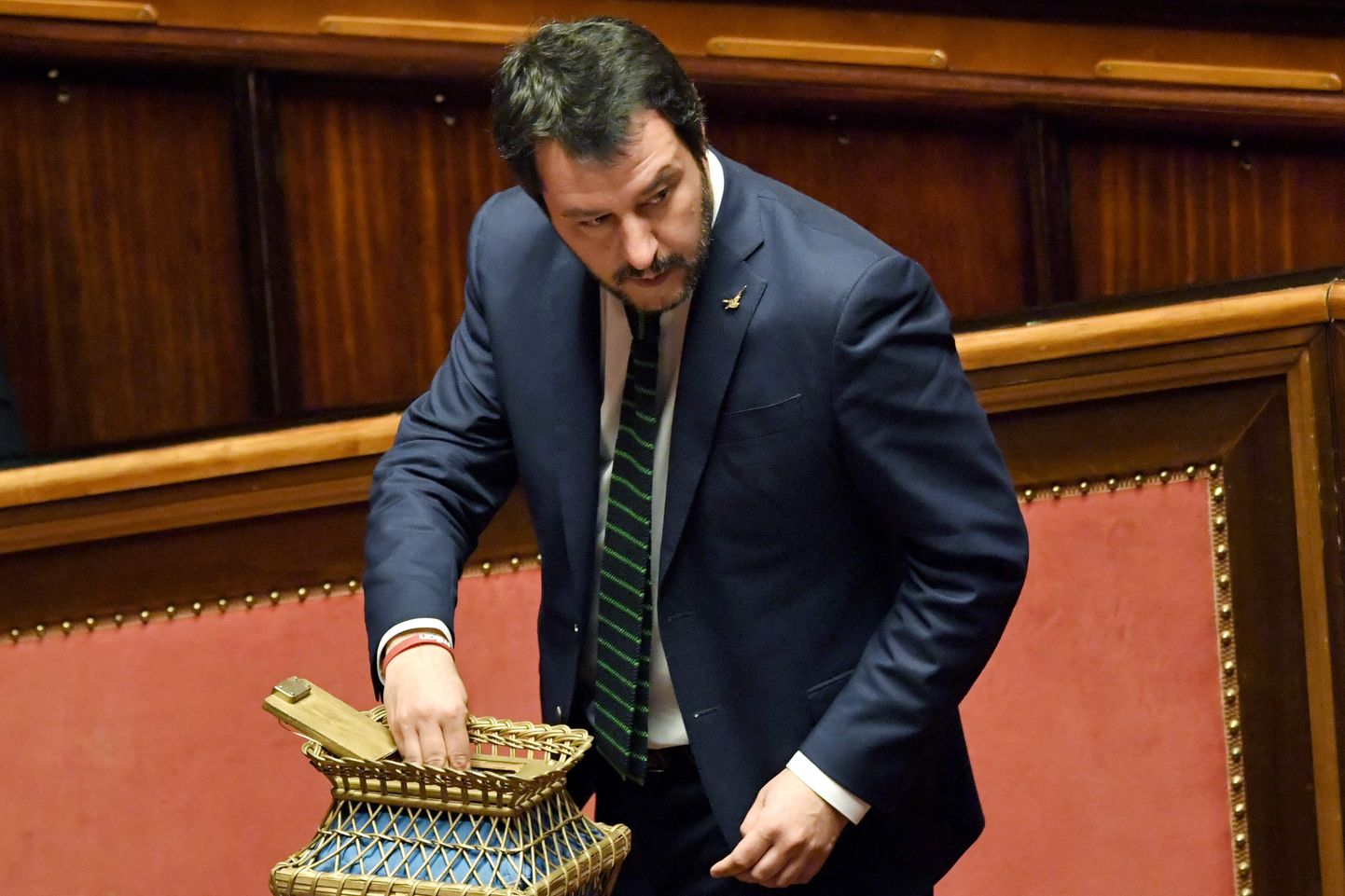 Itaalia paremtsentristlikusse koalitsiooni kuuluva Liiga esimees Matteo Salvini senatis spiikrivalimistel häält andmas.