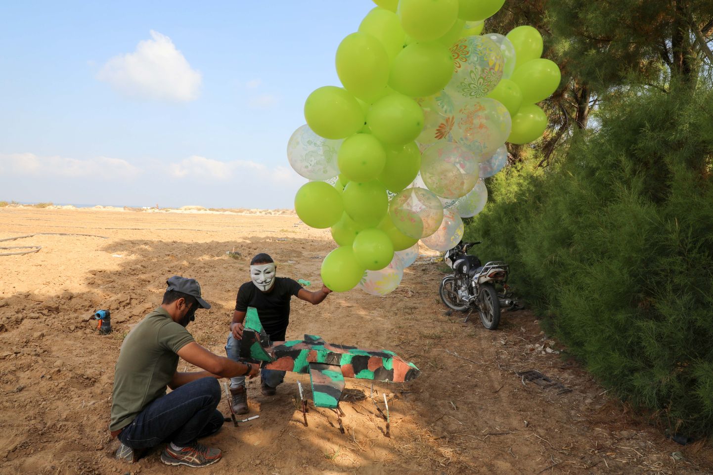 Pelastiinlased Gazas süüteõhupalle ette valmistamas.