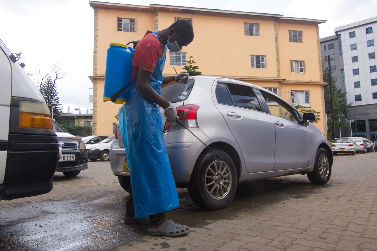 Keenia tervishoiutöötaja desinfitseerimas autot.
