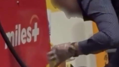 VIDEO ⟩ «Tulekahjuoht ja kütusereostus!» Taksojuht tankis kütust plastpudelitesse ning jättis ohtliku laga maha