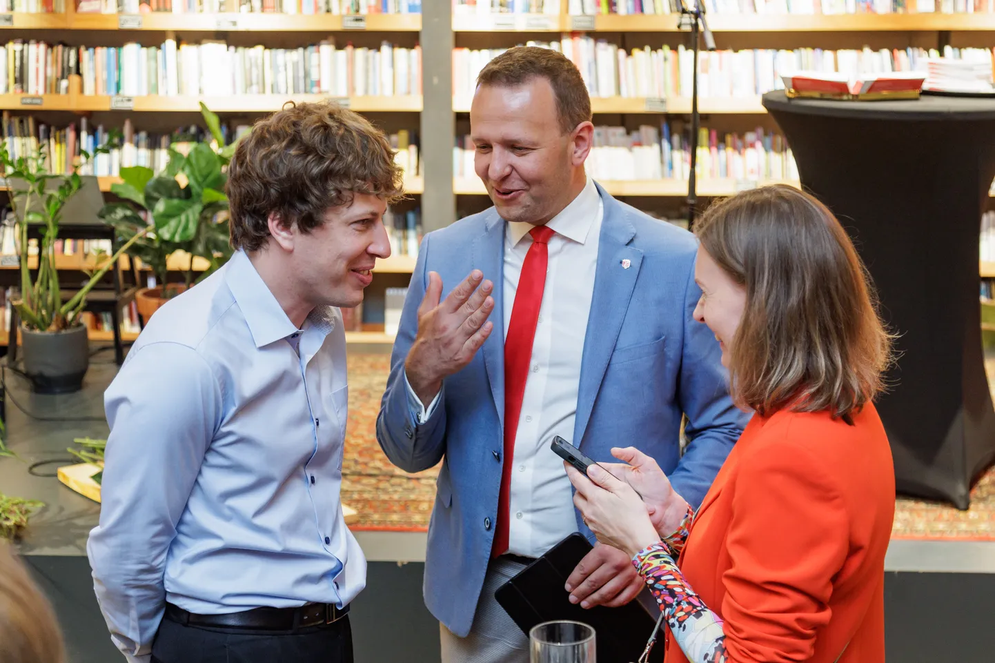 09.06.2024, Tallinn
Euroopa parlamendi valimiste päev. Eesti Sotsiaaldemokraatliku Erakonna valimispidu Põhjala tehase Ankrusaalis. Tanel Kiik, Lauri Läänemets, Riina Sikkut
Foto Mihkel Maripuu, Postimees