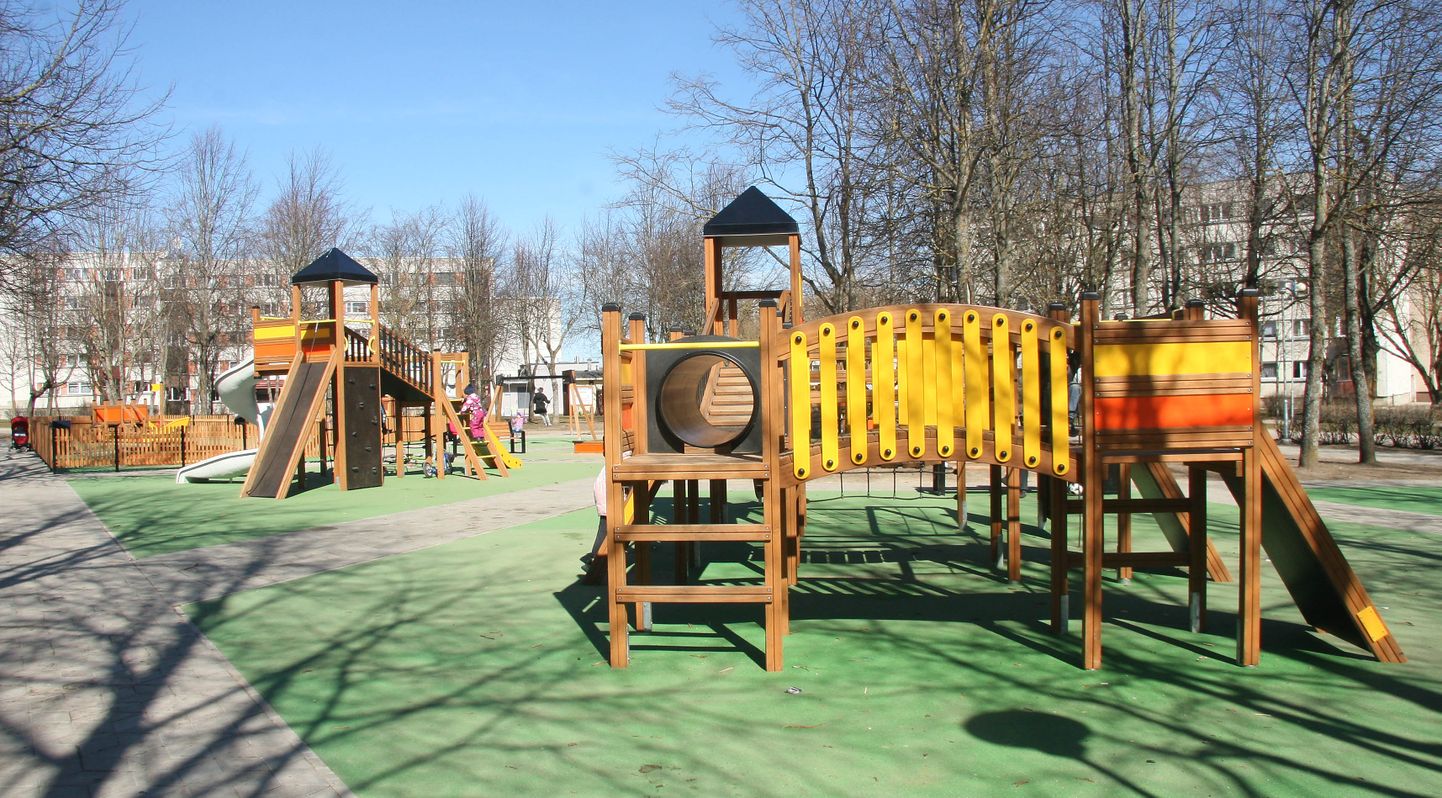 Maleva tänava uus mänguväljak köidab nii kohalikke kui ka mujalt pärit lapsi ning seetõttu on seal sageli väga rahvarohke.