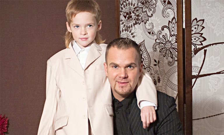 Andris Kivičs atbalstīja savu dēlēnu Kristoferu Paulu, kad viņš piedalījās kāzu salona "Beautiful Day" reklāmas foto sesijā 