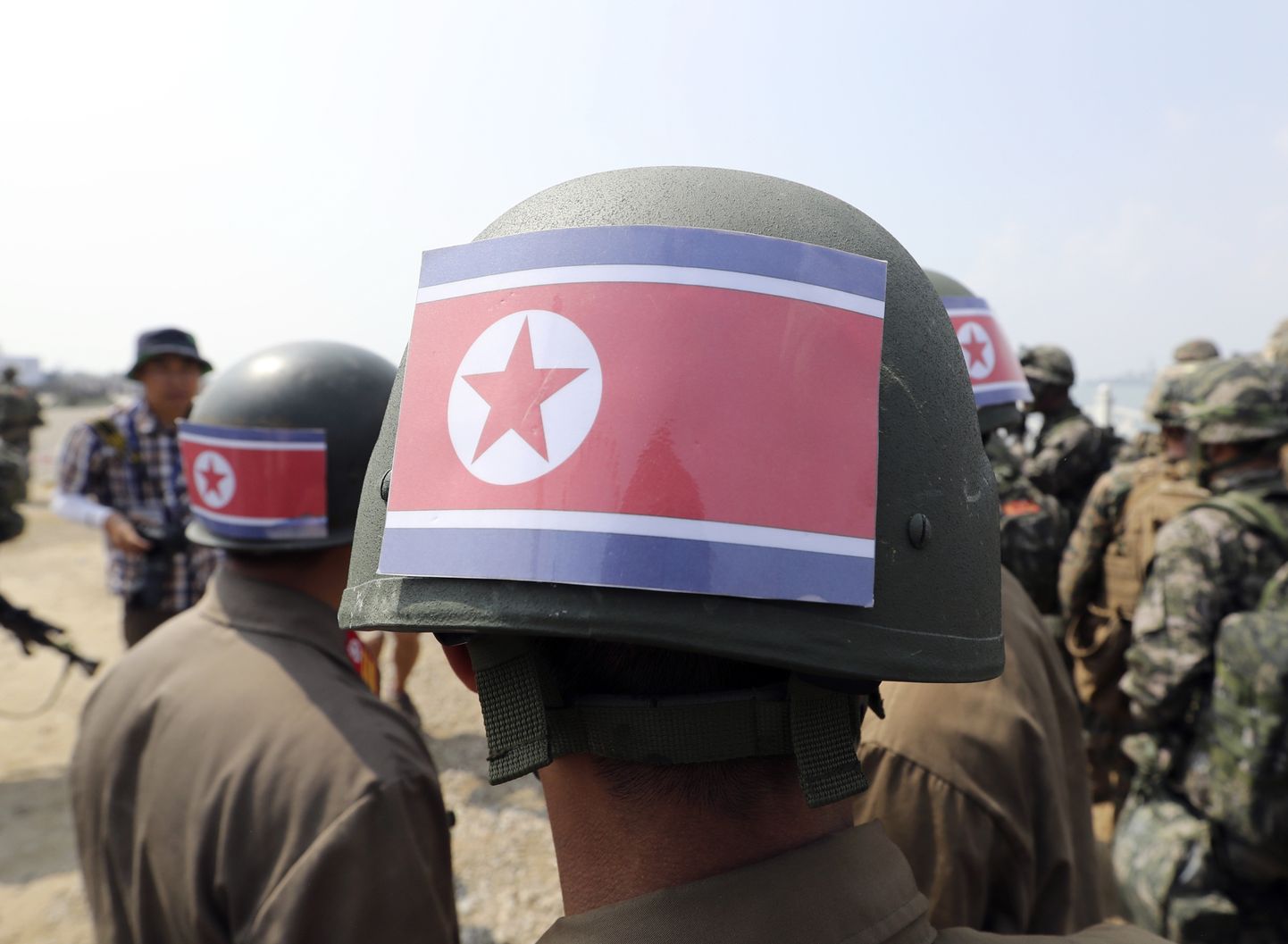 Põhja-Korea lipp sõdurikiivril.