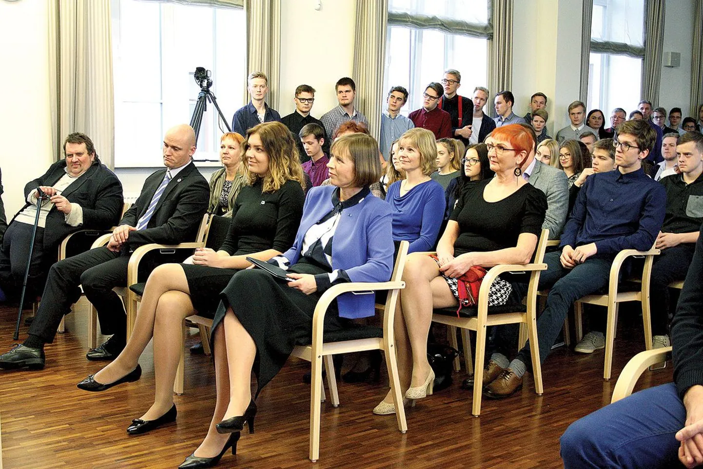 Presidendi töövarju Kaisa Saluste päev algas tema koolis, kus tal oli au istuda presidendi paremal käel. Neiu sai end üsna turvaliselt tunda, sest tema paremal käel istus presidendi üks paljudest ihukaitsjatest.
