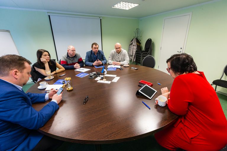 Министр внутренних дел Катри Райк провела в Нарве встречу с активными добровольными поисковиками из Ида-Вирумаа. К круглому столу присоединился известный эстонский поисковик пропавших людей Ааре Рюйтель из таллиннского фонда "Kadunud".