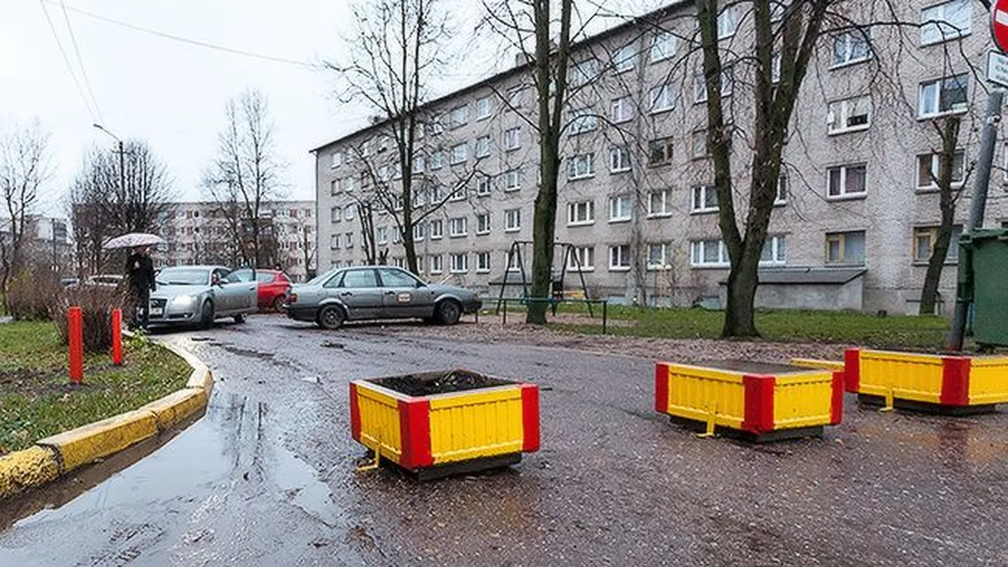 Перегороженная дорога в одном из дворов Нарвы.