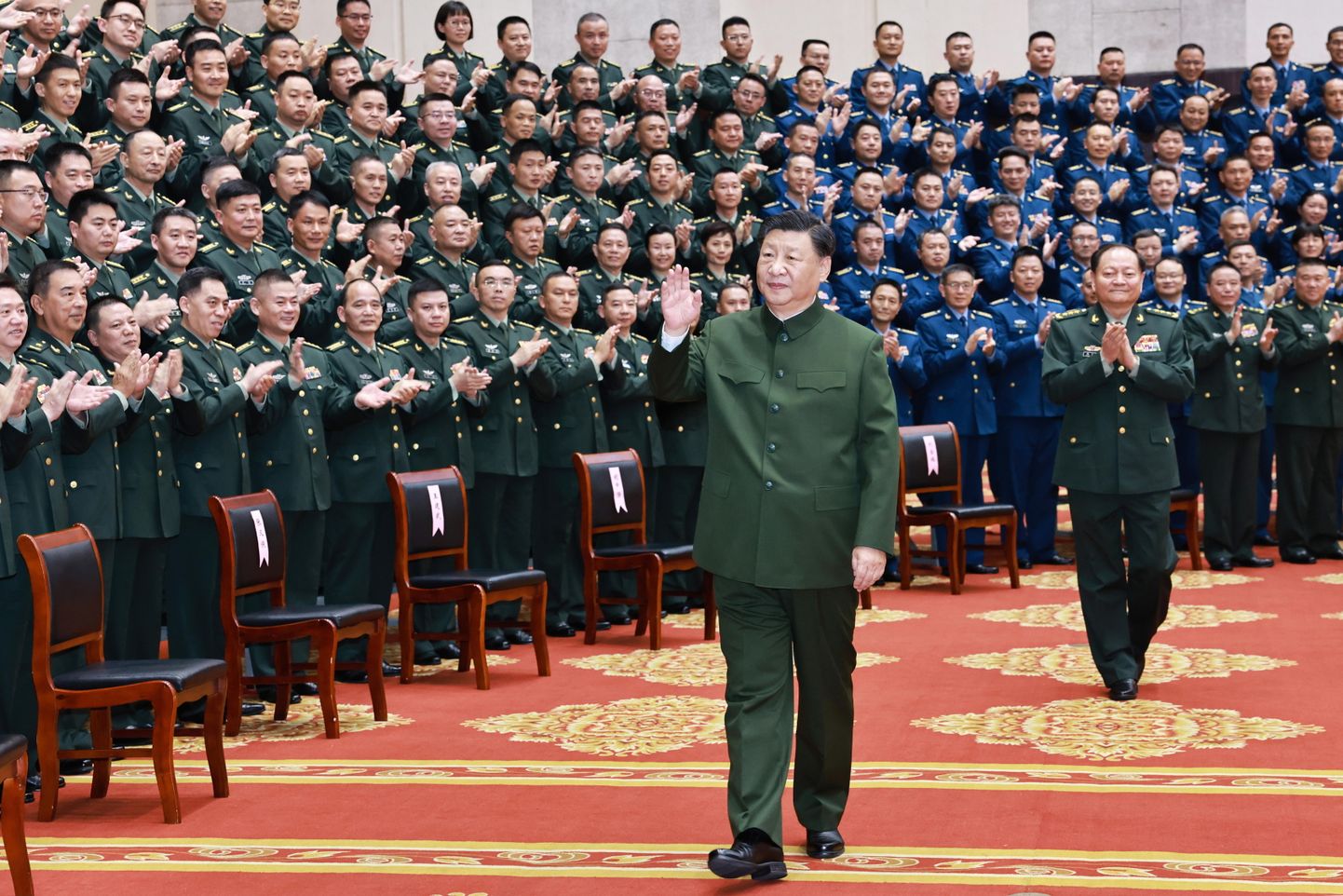 Hiina president Xi Jinping ja Hiina sõjaväe keskkomisjoni aseesimees kindral He Weidong kohtumas relvajõudude kõrgemate ohvitseridega Guangxi Tšuangi autonoomses piirkonnas 15. detsembril 2023. aastal.