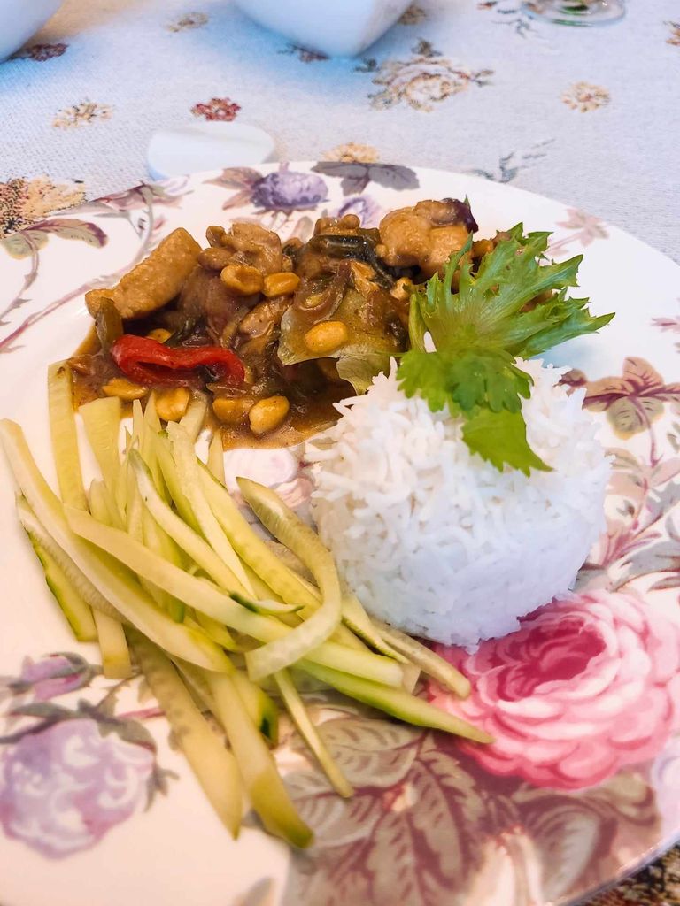Гунбао - это острое, обжаренное блюдо, приготовленное из филе курицы, которое порубили на кубики, с арахисом, овощами и перцем чили.