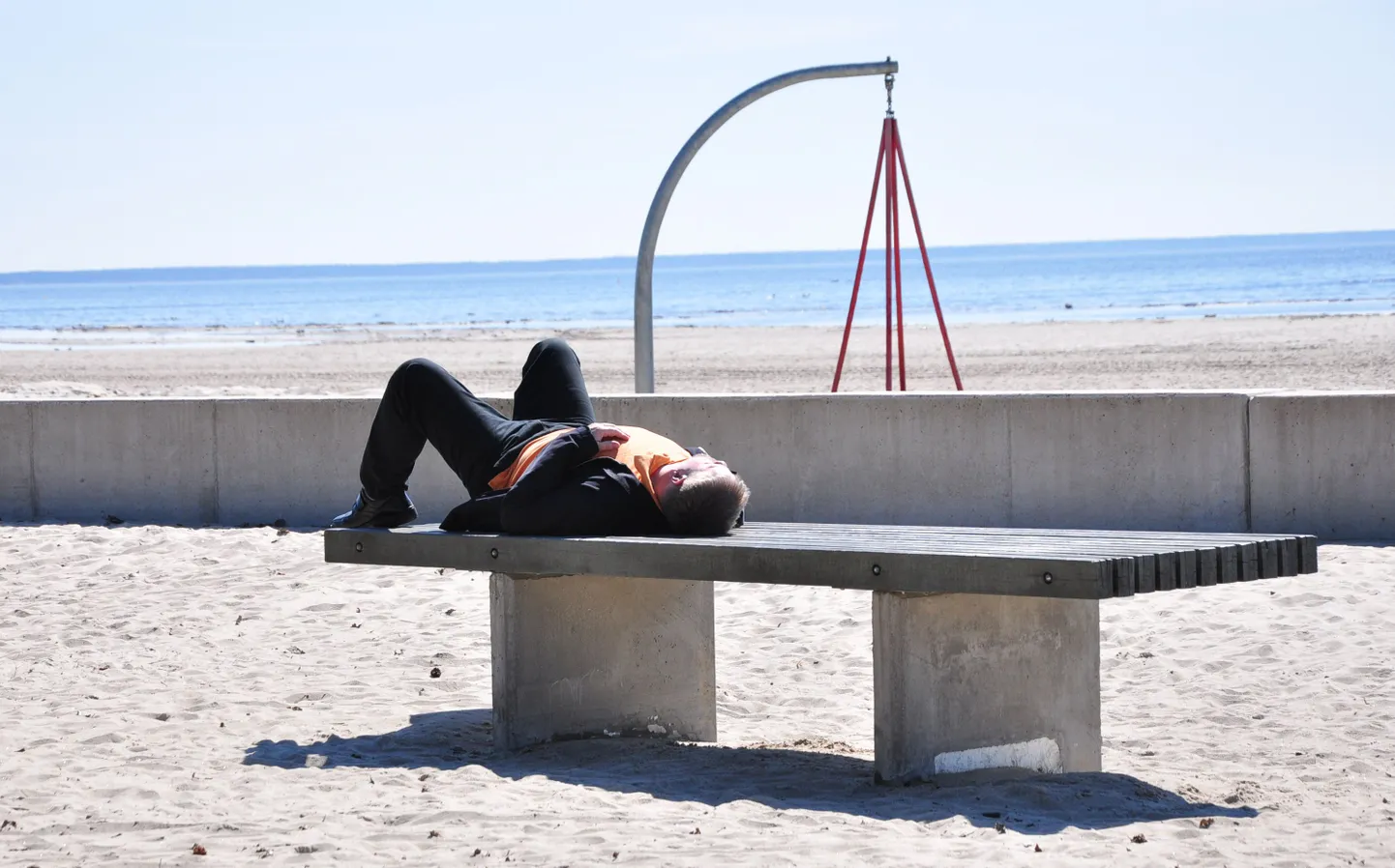 Päevitaja Pärnu rannas.