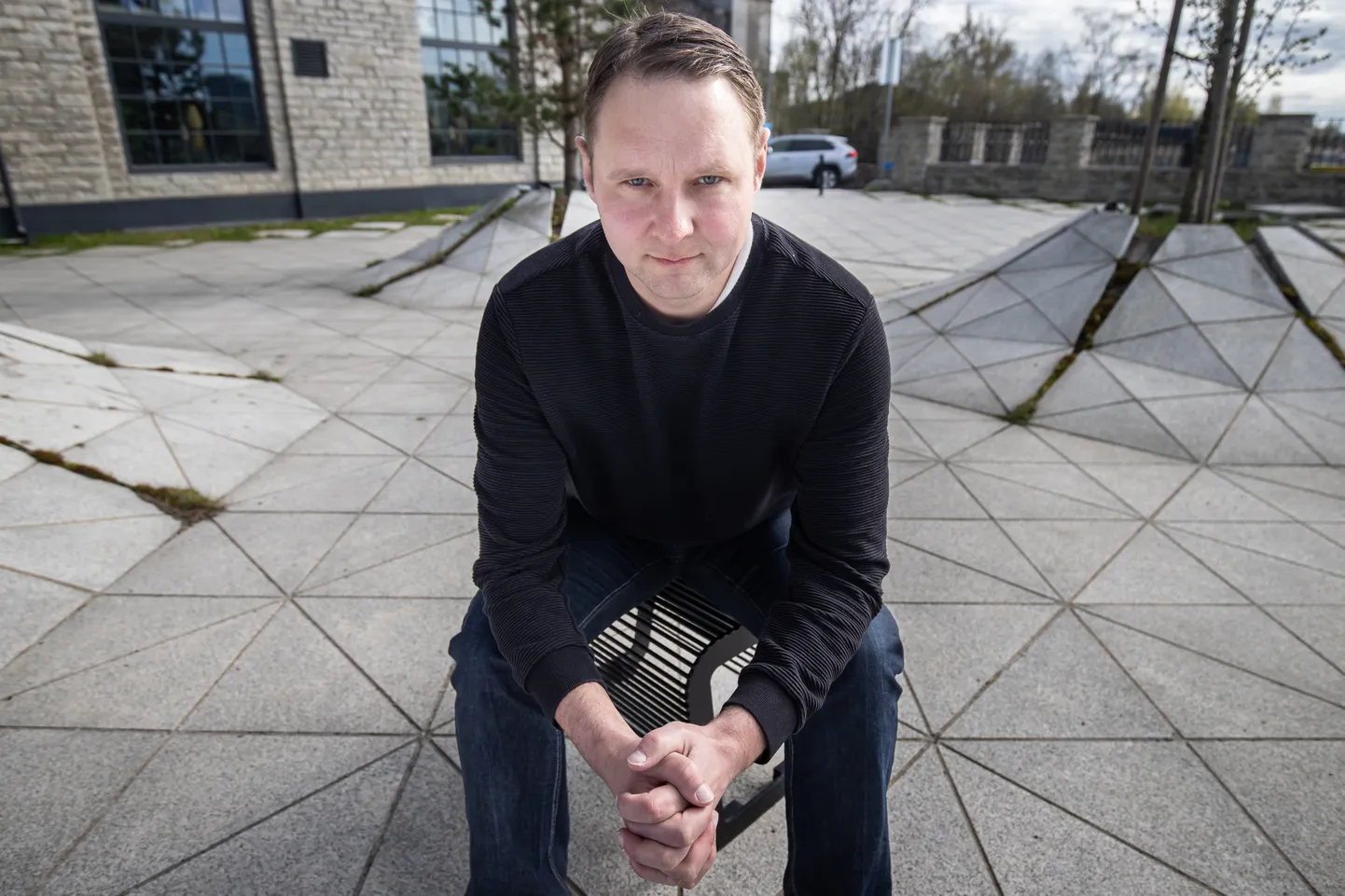 24.04.2025 Tallinn. Teadlase ja õppejõu Jasper Adamsoni portreed Postimehe majas ja lähistel. Foto: Martin Pedaja / Postimees
