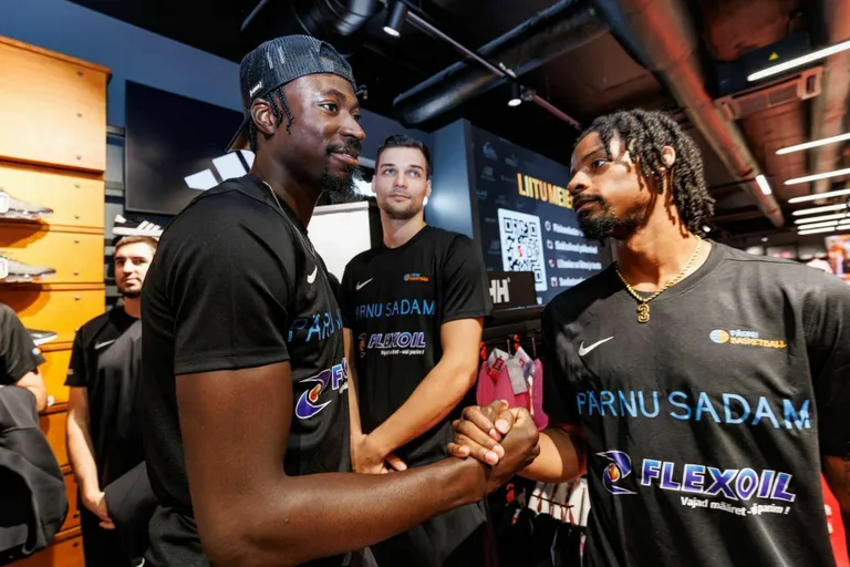 Ajiri Ogemuno (vasakul) ja Christian Bradford (paremal).