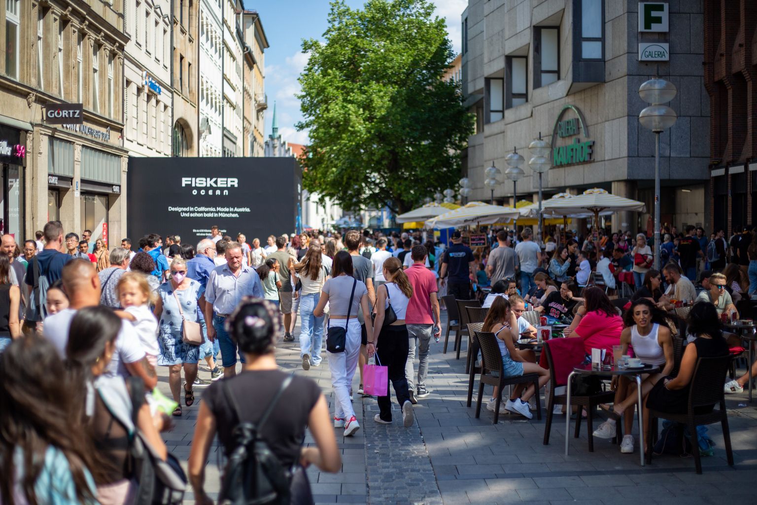 July 30, 2022, Munich, Bavaria, Germany: The pedestrian zone in Munich, Germany is filled by shoppers on July 30, 2022. People go shopping in the many stores. (Credit Image: © Alexander Pohl/Alto Press via ZUMA Press)