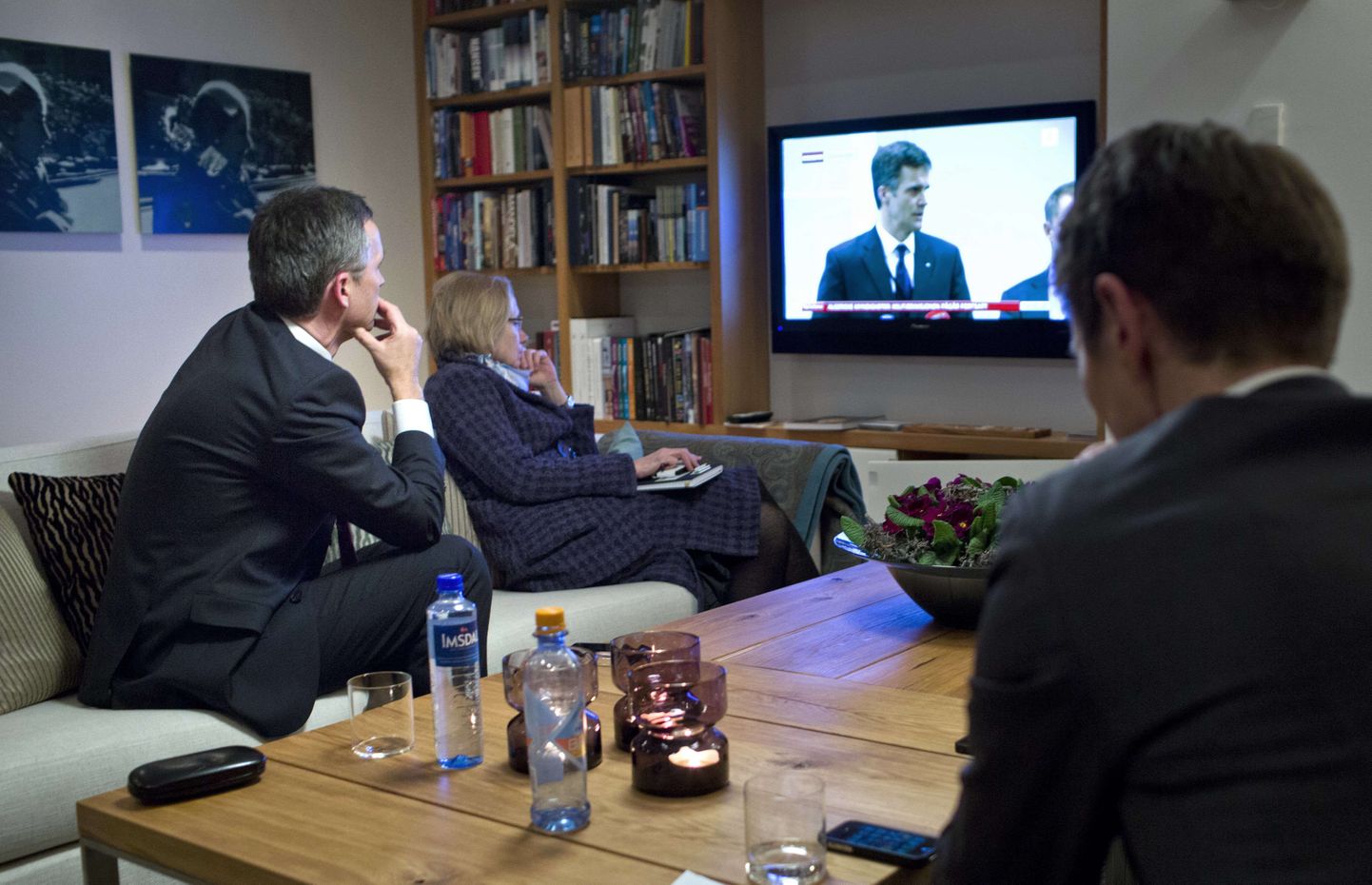 Pildil jälgib pantvangikriisi teemalisi uudiseid Norra peaminister Jens Stoltenberg.