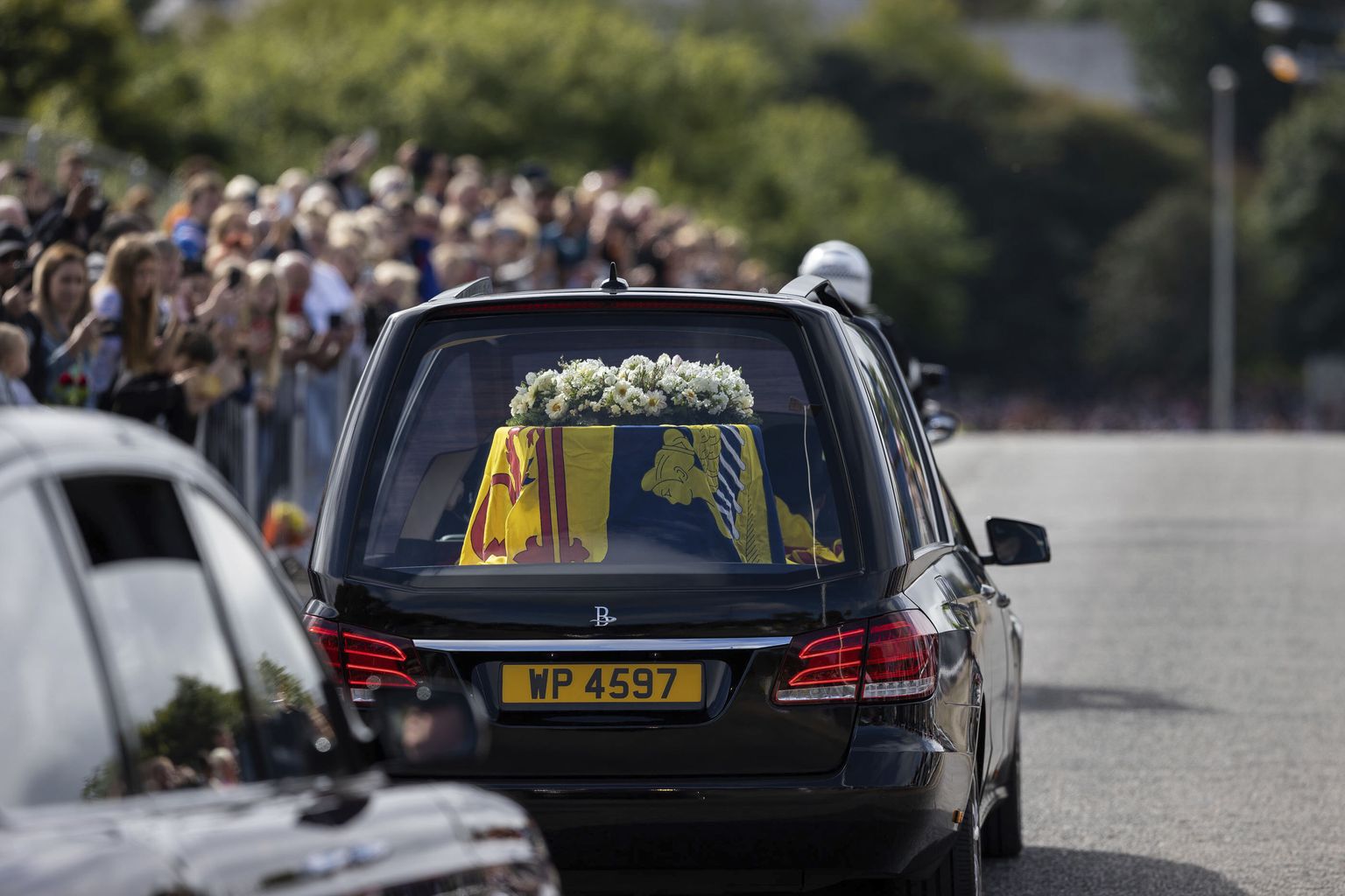 Kuninganna Elizabeth II kirstu, mis on drapitud Šotimaa kuningliku lipuga, kandev auto sõitmas läbi Aberdeeni.