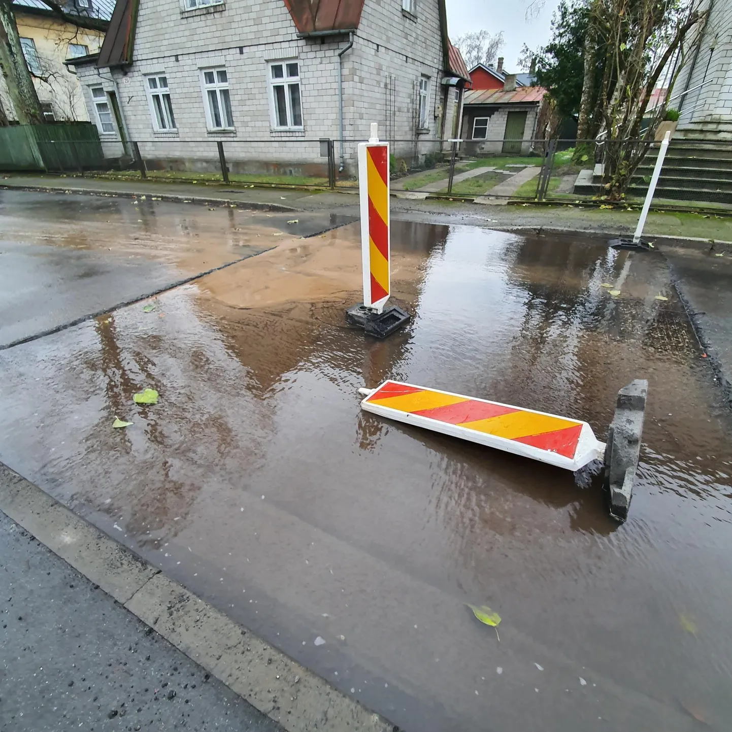 Pärnus Väike-Kuke tänaval ujutas veetoru lõhkemine üle tänavalõigu.