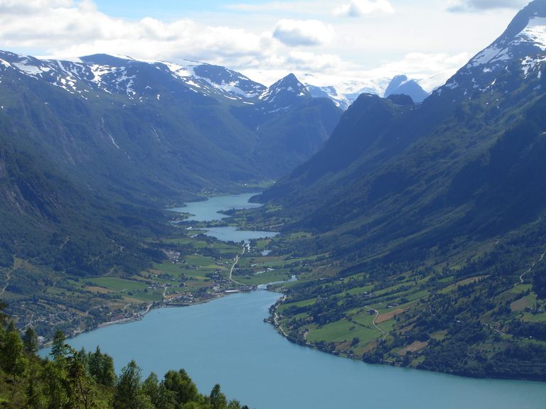Olden asub Norra lääneosas Nordfjordeni ääres