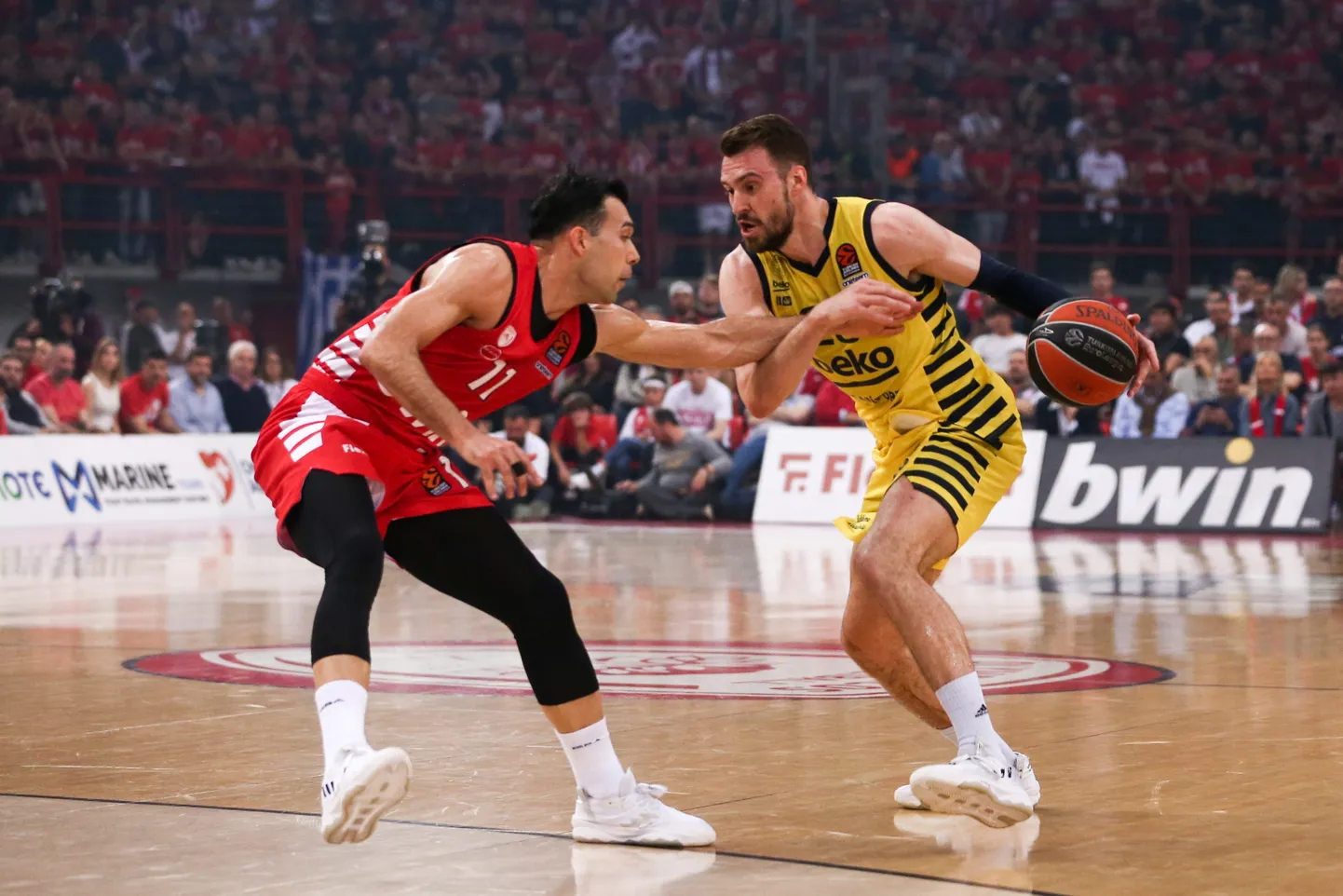 Olympiakose tähtmängija Kostas Sloukas (vasakul) lubas küll Marko Guduricil viimases kohtumises särada, ent finaalturniirile sõidavad ikkagi kreeklased.