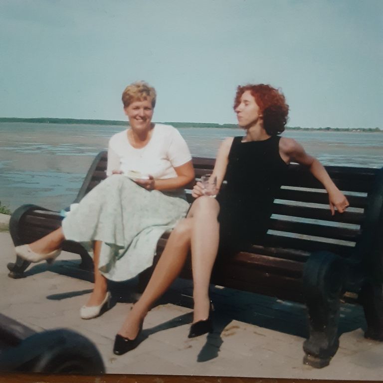 Кристина и Кайа в Хаапсалу на берегу моря в начале 2000-х годов.